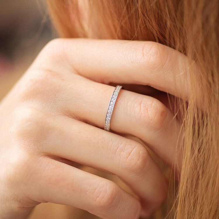 Каблучка з доріжкою фіанітів (біле золото) к08015 від ювелірного магазину Онікс - 1