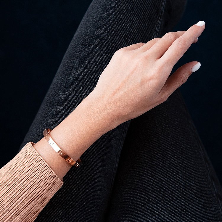 Жесткий браслет "Love" из красного золота (0.6 см) б03858 от ювелирного магазина Оникс - 1