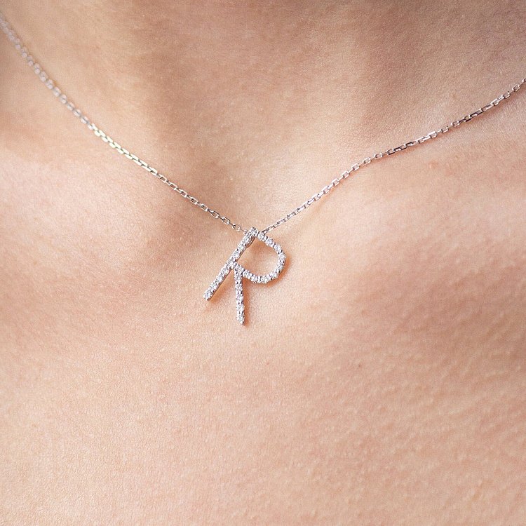 Золотое колье с буквой "R" с бриллиантами 134041121 от ювелирного магазина Оникс