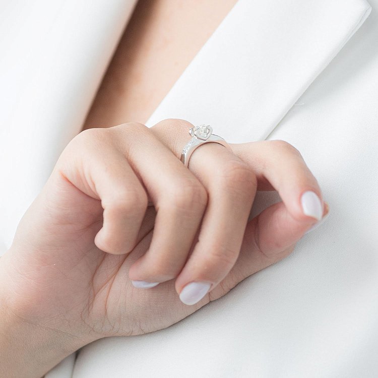 Кольцо в белом золоте (бриллианты) LDR0652-p от ювелирного магазина Оникс - 1