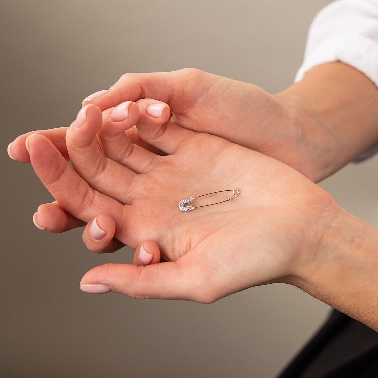 Золотая булавка с фианитами зак00253 от ювелирного магазина Оникс - 1