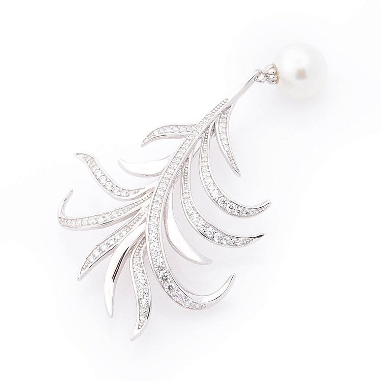 Серебряная брошь с фианитами и искусственным жемчугом 16115 от ювелирного магазина Оникс