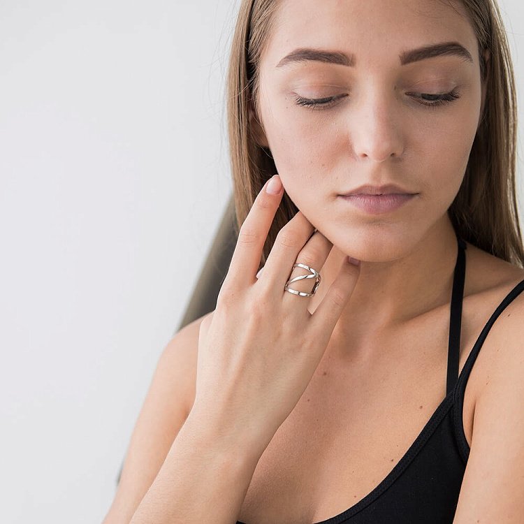 Срібна каблучка 111733 від ювелірного магазину Онікс