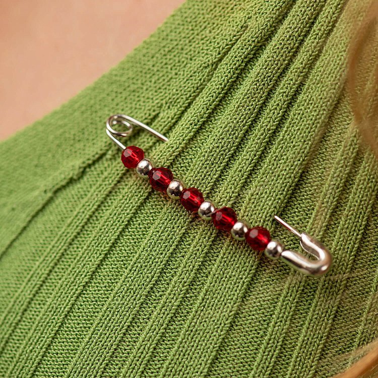 Серебряная булавка с красными камнями 20157 от ювелирного магазина Оникс - 1