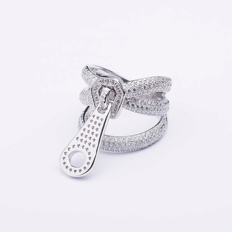 Срібний перстень з фіанітами 111768 від ювелірного магазину Онікс - 1