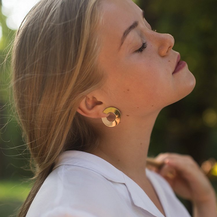 Золотые серьги-пусеты Головокружение (блестящие) с06465 от ювелирного магазина Оникс - 10