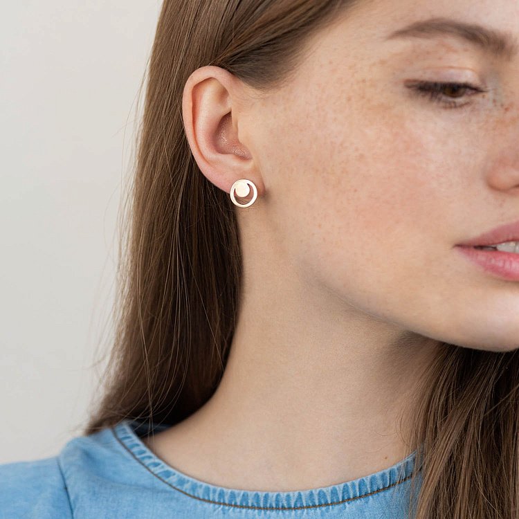 Серьги - пусеты "Искренность" в желтом золоте с06996 от ювелирного магазина Оникс