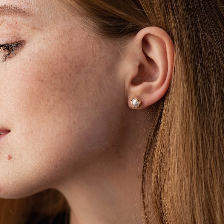 Серьги - пусеты с жемчугом (желтое золото) с08505 от ювелирного магазина Оникс - 3