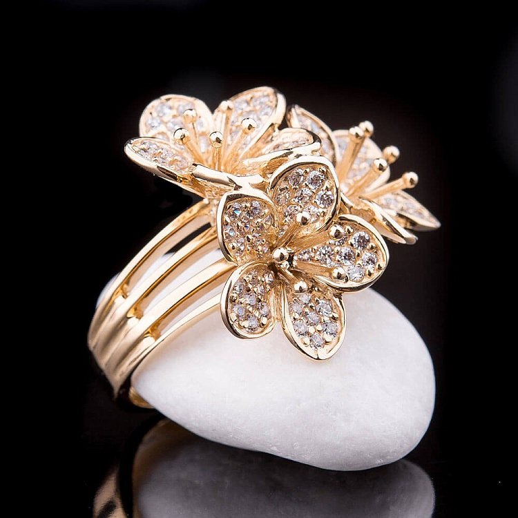 Золотое кольцо "Цветочки" с фианитами к02910 от ювелирного магазина Оникс - 5