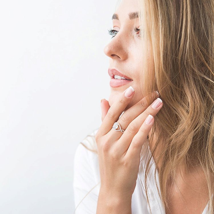 Золота каблучка з блакитним топазом і фіанітами к02371т від ювелірного магазину Онікс - 1