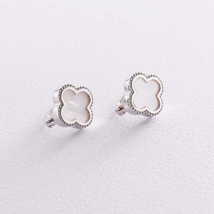 Сережки "Конюшина" в білому золоті (перламутр) с07285 від ювелірного магазину Онікс