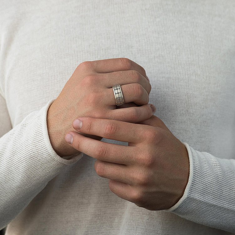 Мужское серебряное кольцо 7037 от ювелирного магазина Оникс - 1