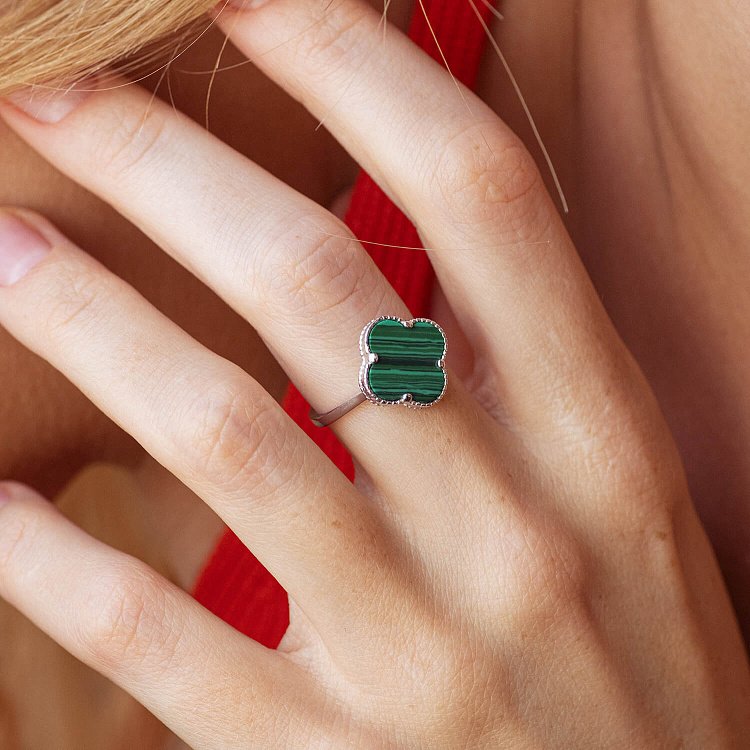 Срібна каблучка "Конюшина" з малахітом 111681 від ювелірного магазину Онікс - 1