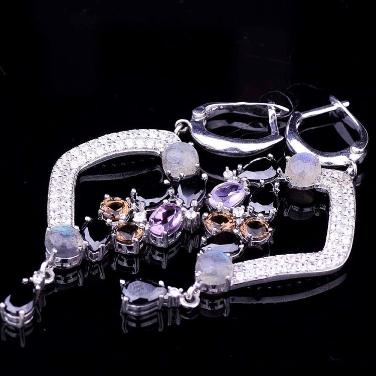 Серебряные сережки с фианитами 121510 от ювелирного магазина Оникс - 1