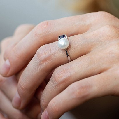 Срібна каблучка з перлиною, синт. сапфіром та фіанітами 1837/1р-PWTNS №4