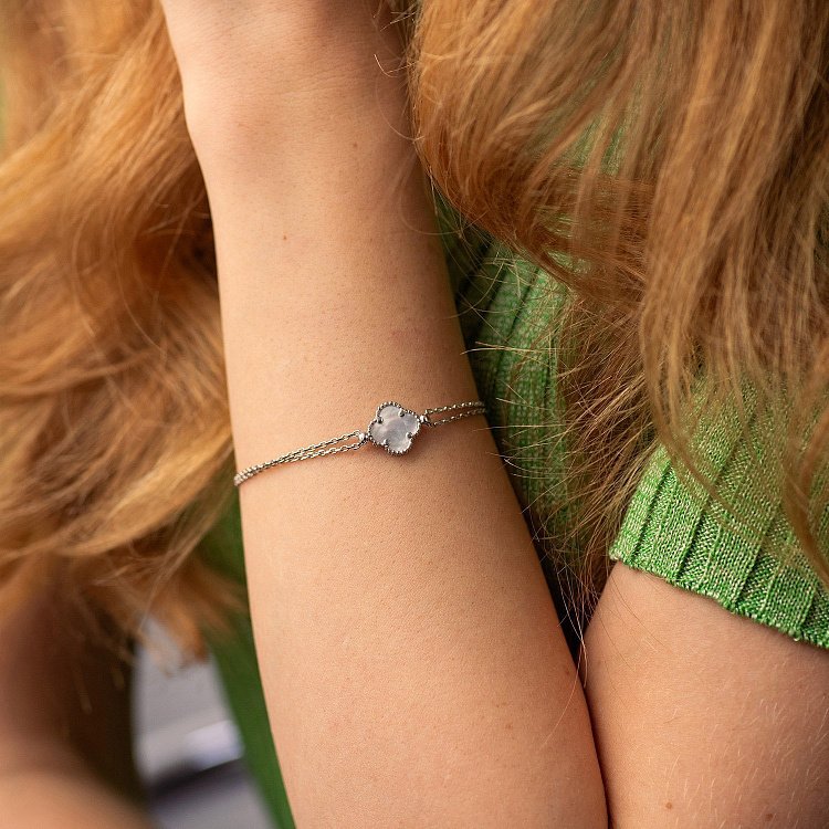 Срібний браслет "Конюшина" з перламутром 141713 від ювелірного магазину Онікс - 1