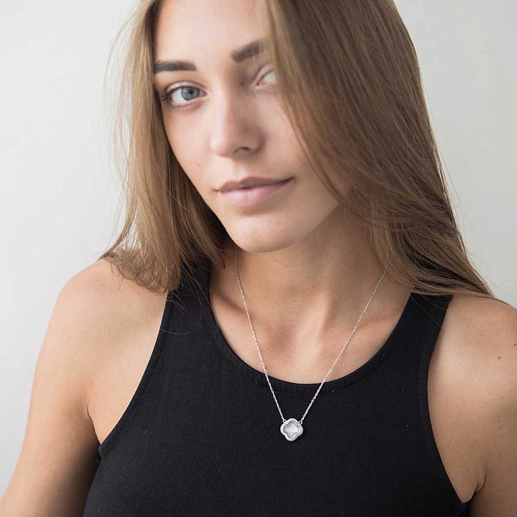 Ексклюзивне срібне кольє "Конюшина" з фіанітами і перламутром 18324 від ювелірного магазину Онікс - 3