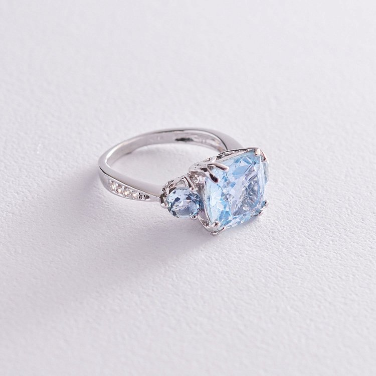 Срібна каблучка з блакитними топазами і фіанітами 111990 від ювелірного магазину Онікс - 4