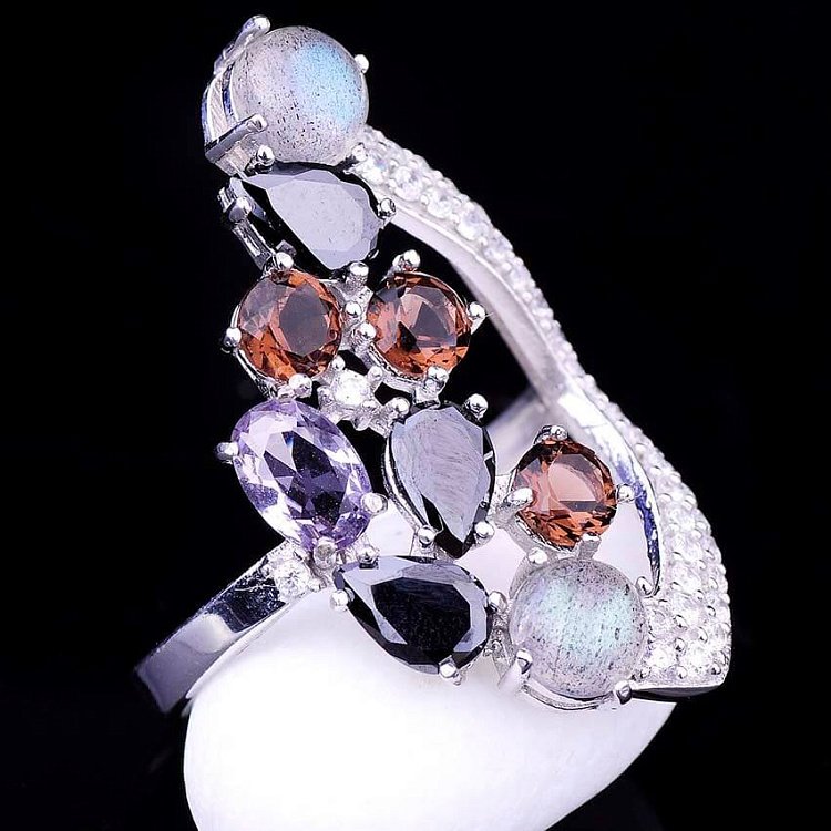 Срібний перстень з фіанітами 111582 від ювелірного магазину Онікс - 1