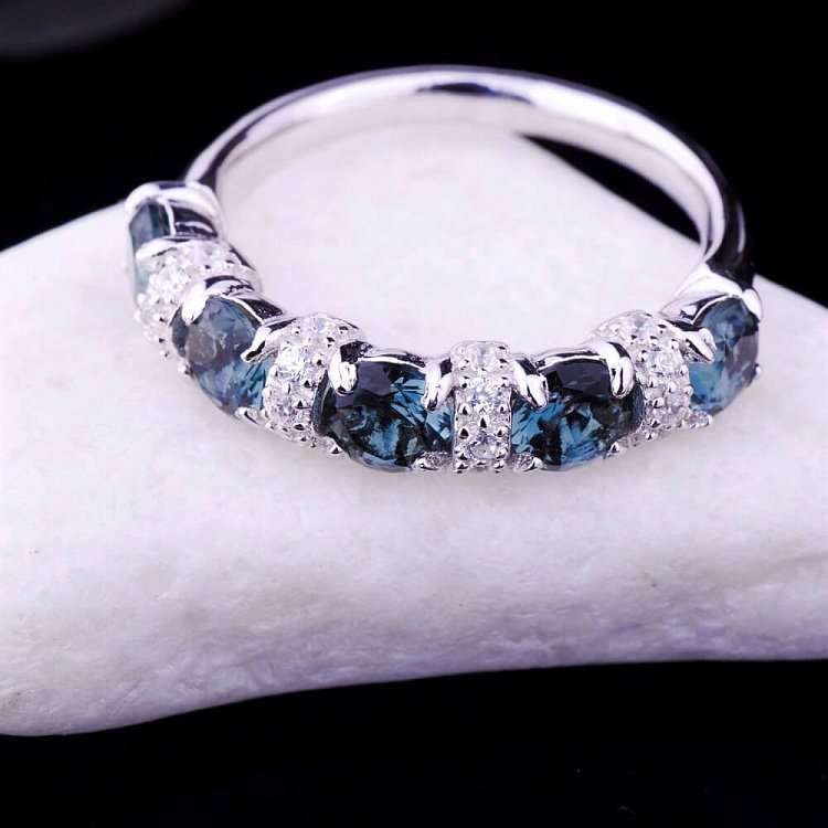 Женское кольцо с фианитами (родий) 111623 от ювелирного магазина Оникс - 2