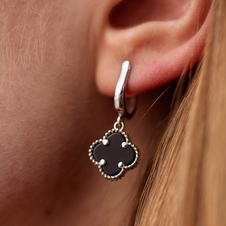 Серебряные серьги "Клевер" с ониксом 123359 от ювелирного магазина Оникс - 3