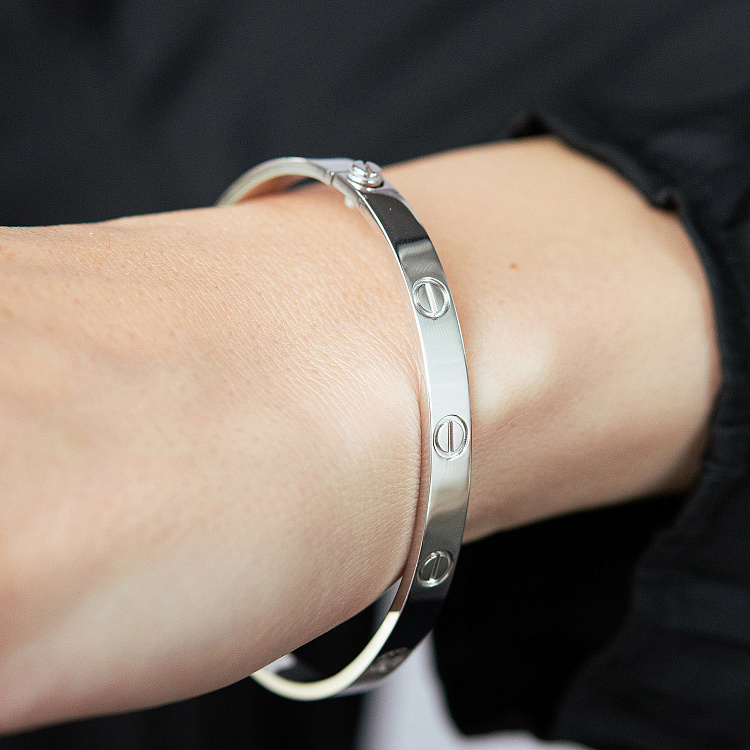 Жесткий браслет "Love" (белое золото) б05808 от ювелирного магазина Оникс - 1