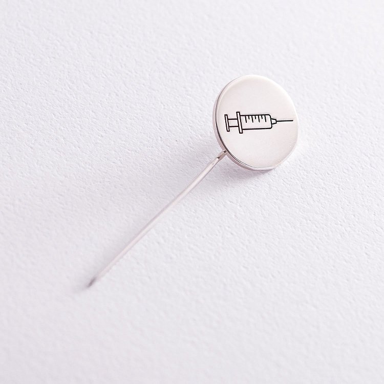 Медичний значок "Шприц" в сріблі 20044 від ювелірного магазину Онікс