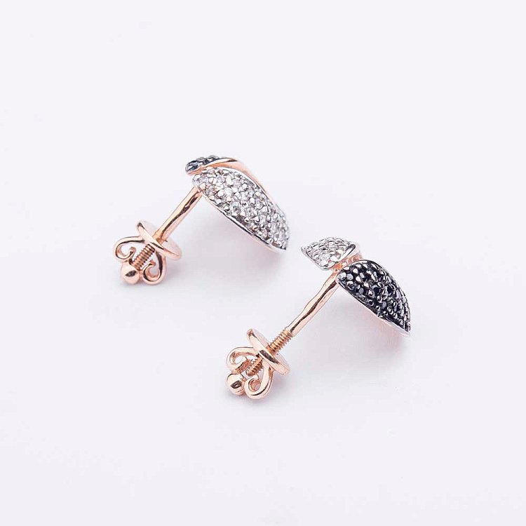 Золотые серьги-гвоздики с черными фианитами 28708902 от ювелирного магазина Оникс - 1