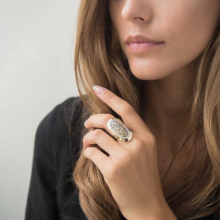 Золота каблучка з фіанітами к03528 від ювелірного магазину Онікс