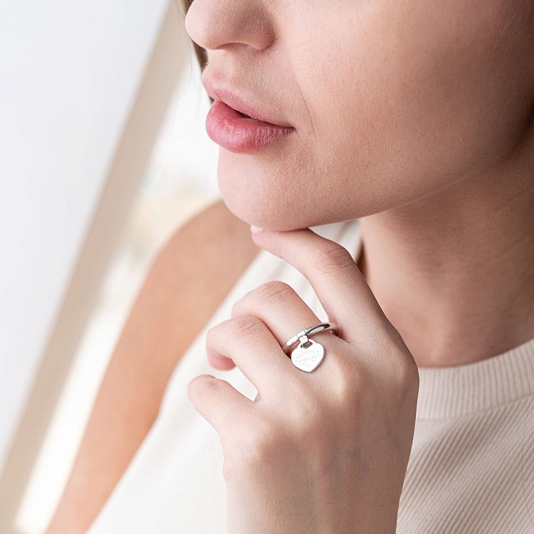 Срібна каблучка "Love" 112049 від ювелірного магазину Онікс - 1