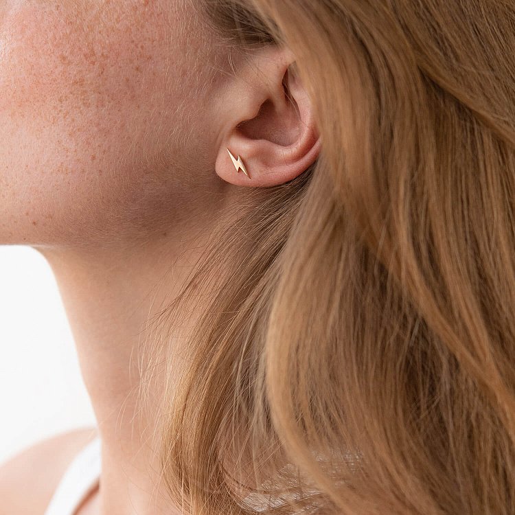 Золотые серьги - пусеты "Молнии" с07923 от ювелирного магазина Оникс - 1