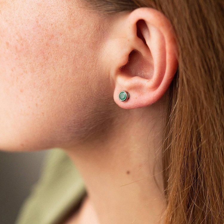 Золоті сережки-пусети з смарагдом сб0295gl від ювелірного магазину Онікс - 1