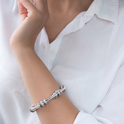 Жорсткий браслет в білому золоті з фіанітами б04475 №5