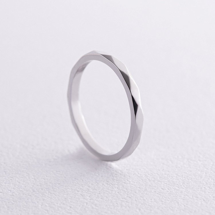 Обручальное кольцо "Грани" в белом золоте 215801100 от ювелирного магазина Оникс