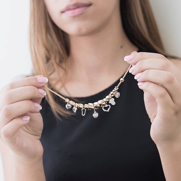 Эксклюзивный золотой браслет с сердцами из белого золота б02072 от ювелирного магазина Оникс