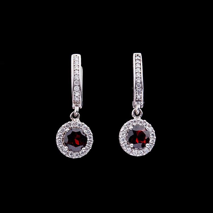 Серебряные серьги с альмандином и фианитами 12894 - 1 Серебряные серьги с альмандином и фианитами 12894 от ювелирного магазина Оникс - 1