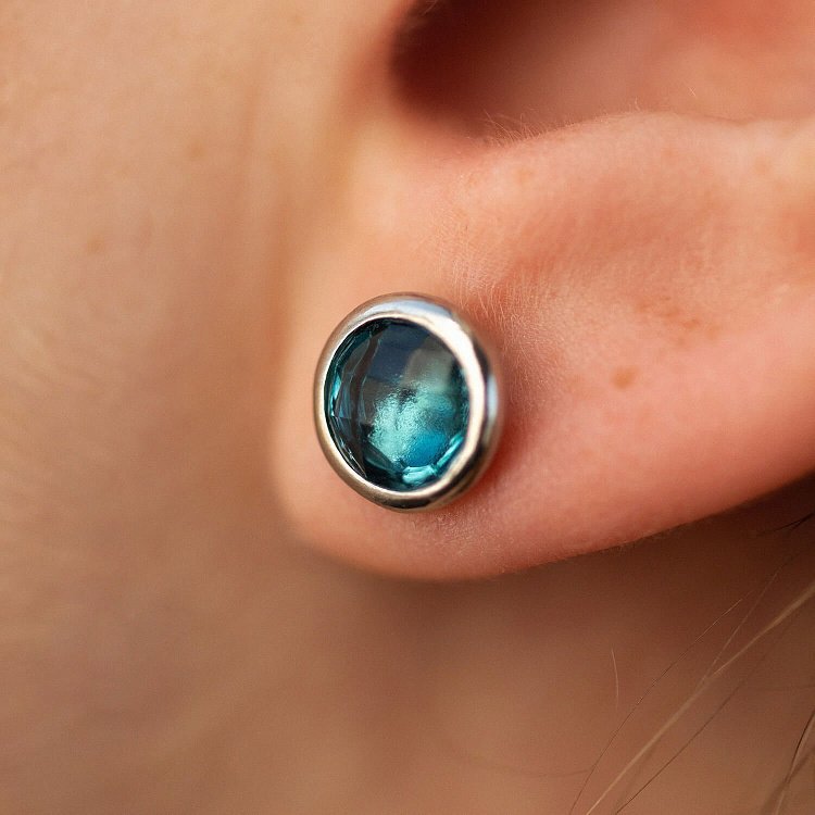 Срібні сережки-пусети з синт. топазом "Лондон" 122168 від ювелірного магазину Онікс - 3