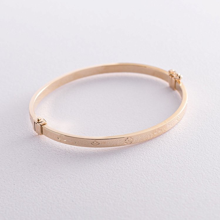 Жесткий браслет в желтом золоте б04753 от ювелирного магазина Оникс