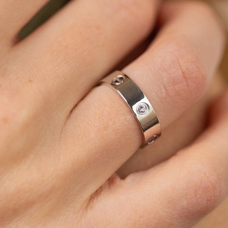 Каблучка "Love" у білому золоті (фіаніти) к07138 від ювелірного магазину Онікс - 3