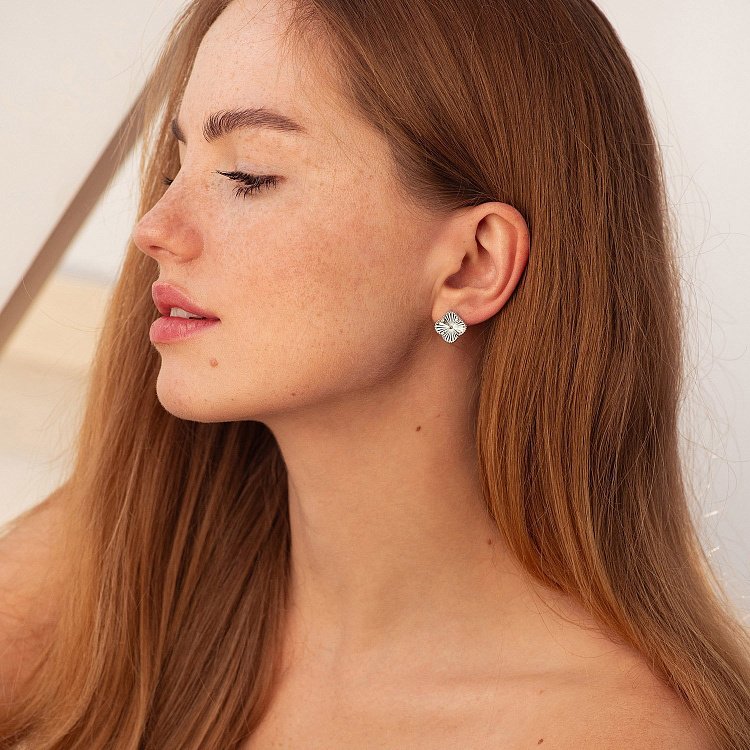 Сережки "Конюшина" в білому золоті с08872 від ювелірного магазину Онікс - 1