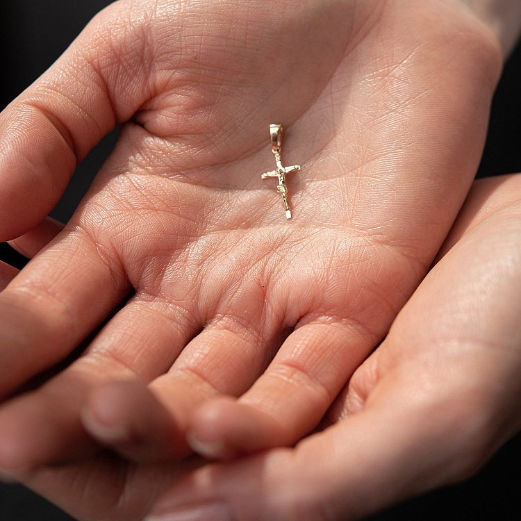 Хрестик з розп'яттям у червоному золоті п03802 від ювелірного магазину Онікс - 1