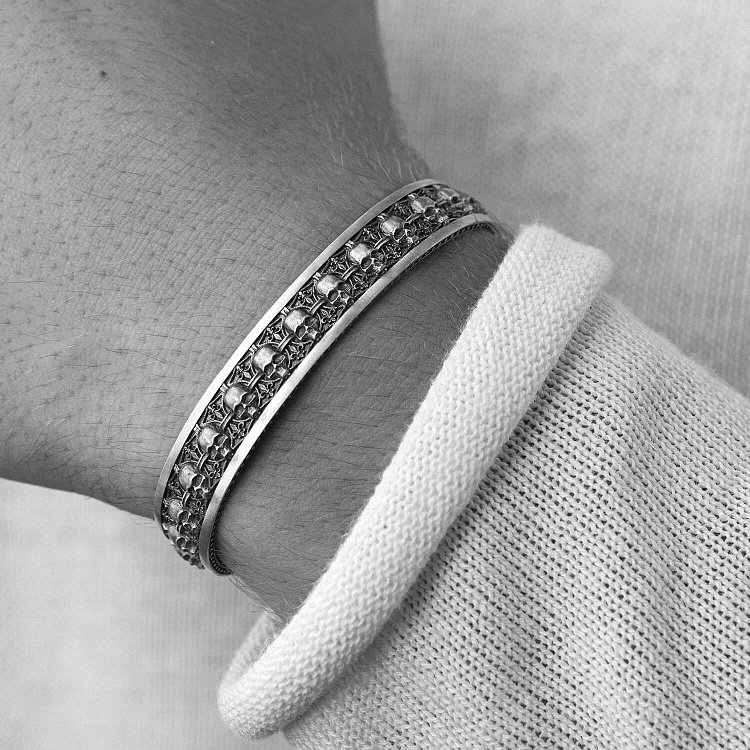 Чоловічий срібний браслет з черепами 1225 від ювелірного магазину Онікс - 1