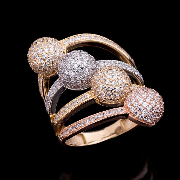 Эксклюзивное кольцо из белого, желтого и красного золота с фианитами к03929 от ювелирного магазина Оникс