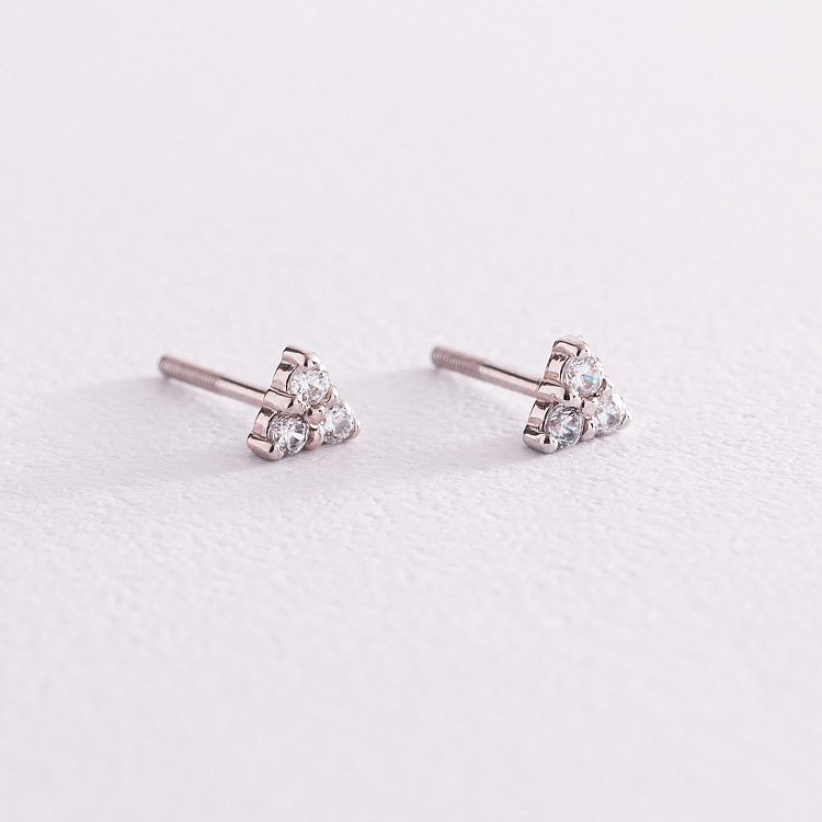 Золотые серьги - пусеты "Треугольники" с фианитами с02411 от ювелирного магазина Оникс