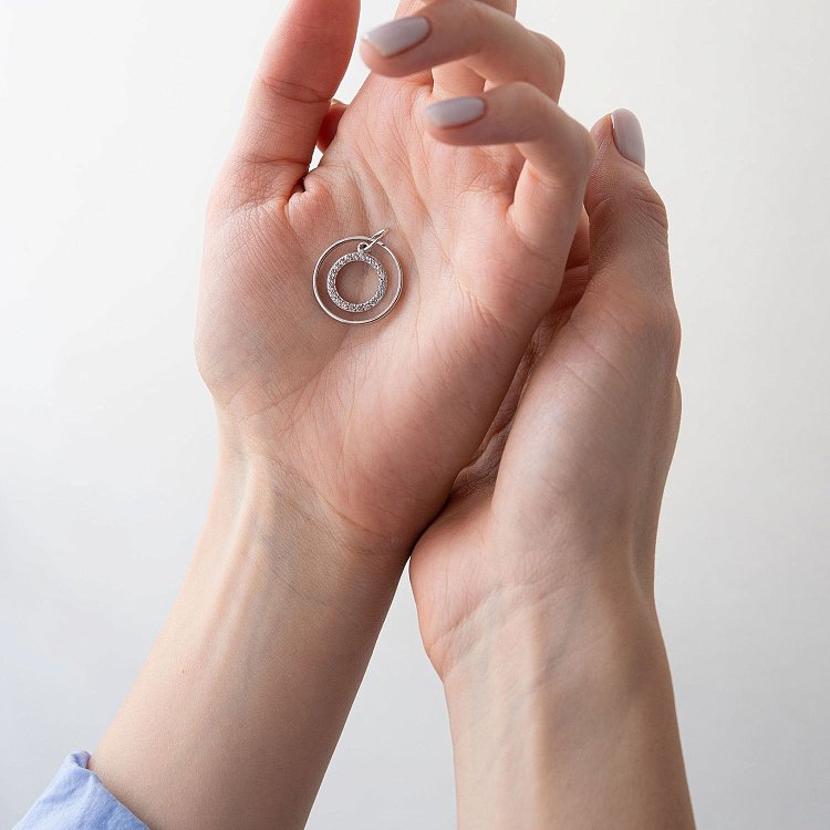 Срібна підвіска "Кругообіг" (фіаніти) 133082 від ювелірного магазину Онікс - 1