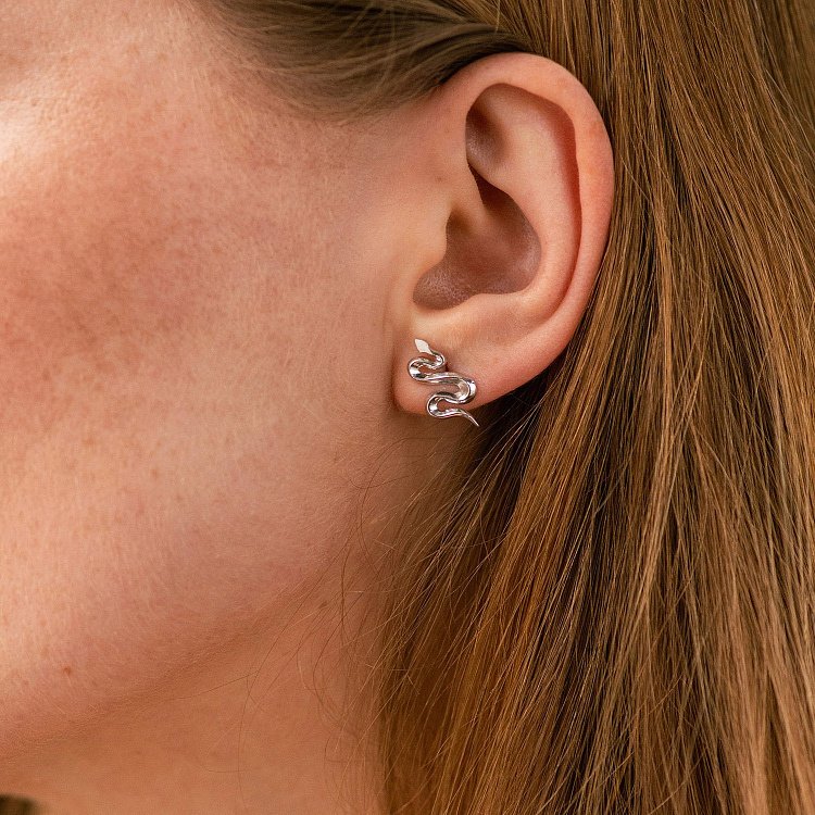 Серебряные серьги - пусеты "Змеи" 123007 от ювелирного магазина Оникс - 1