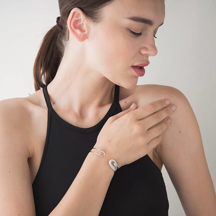 Срібний браслет "Булавка" з фіанітами 14976 від ювелірного магазину Онікс - 1