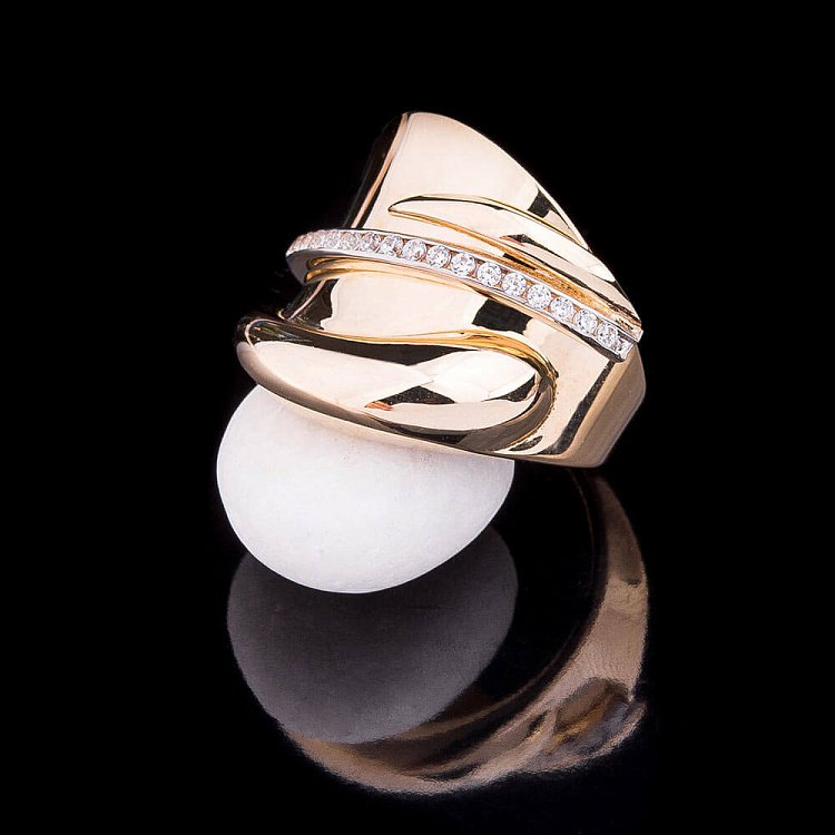 Золота каблучка з фіанітами к04316 від ювелірного магазину Онікс