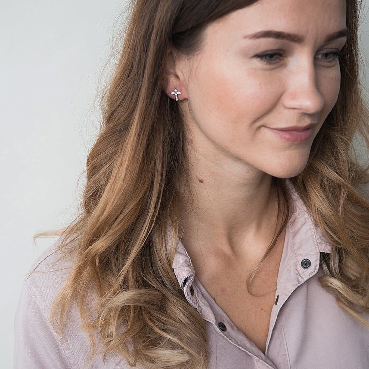 Серебряные серьги - гвоздики "Крестики" с фианитами 122050 от ювелирного магазина Оникс