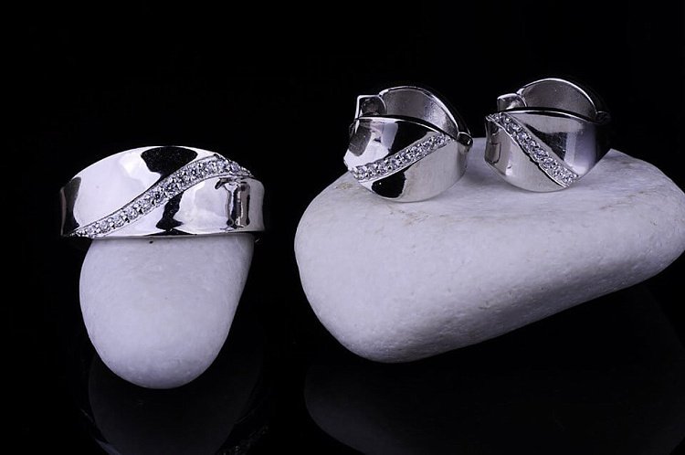 Женское кольцо (родий,фианиты) 111424 от ювелирного магазина Оникс - 1